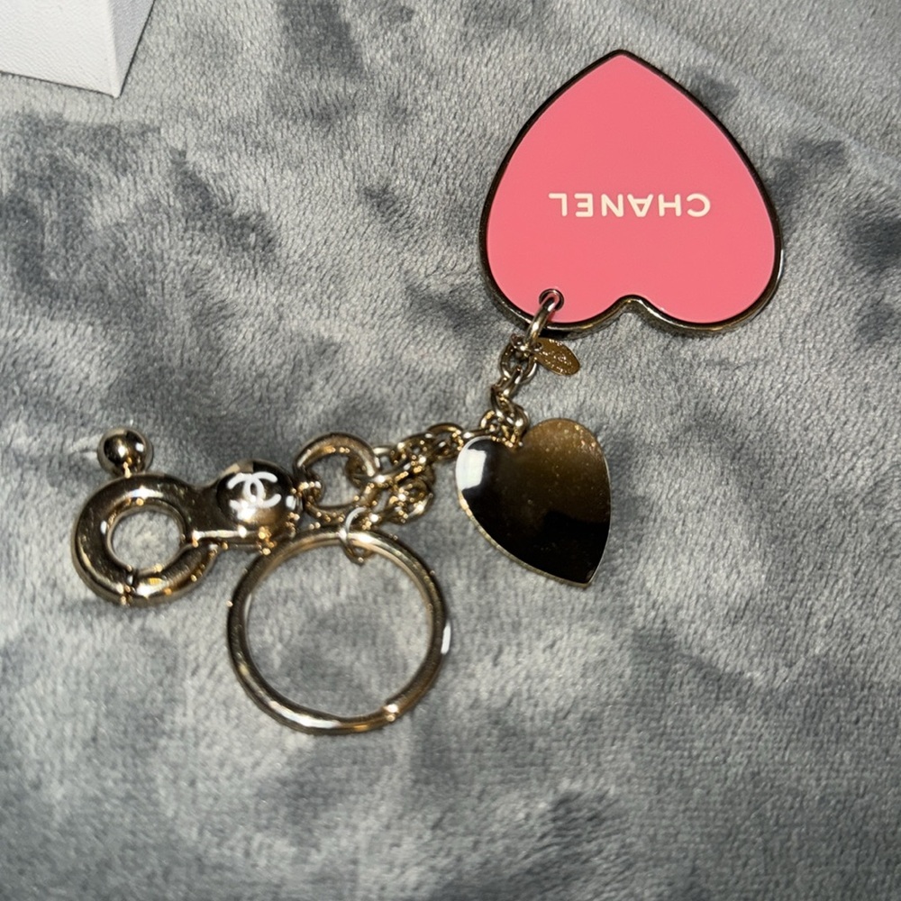 Preloved Chanel gold tone heart key-chain with key ring pink resin charm - Picture 6 of 7